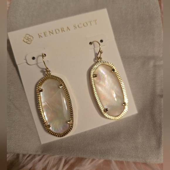 Kendra Scott Elle Gold Drop Earrings in Ivory Pearl. - Picture 4 of 14